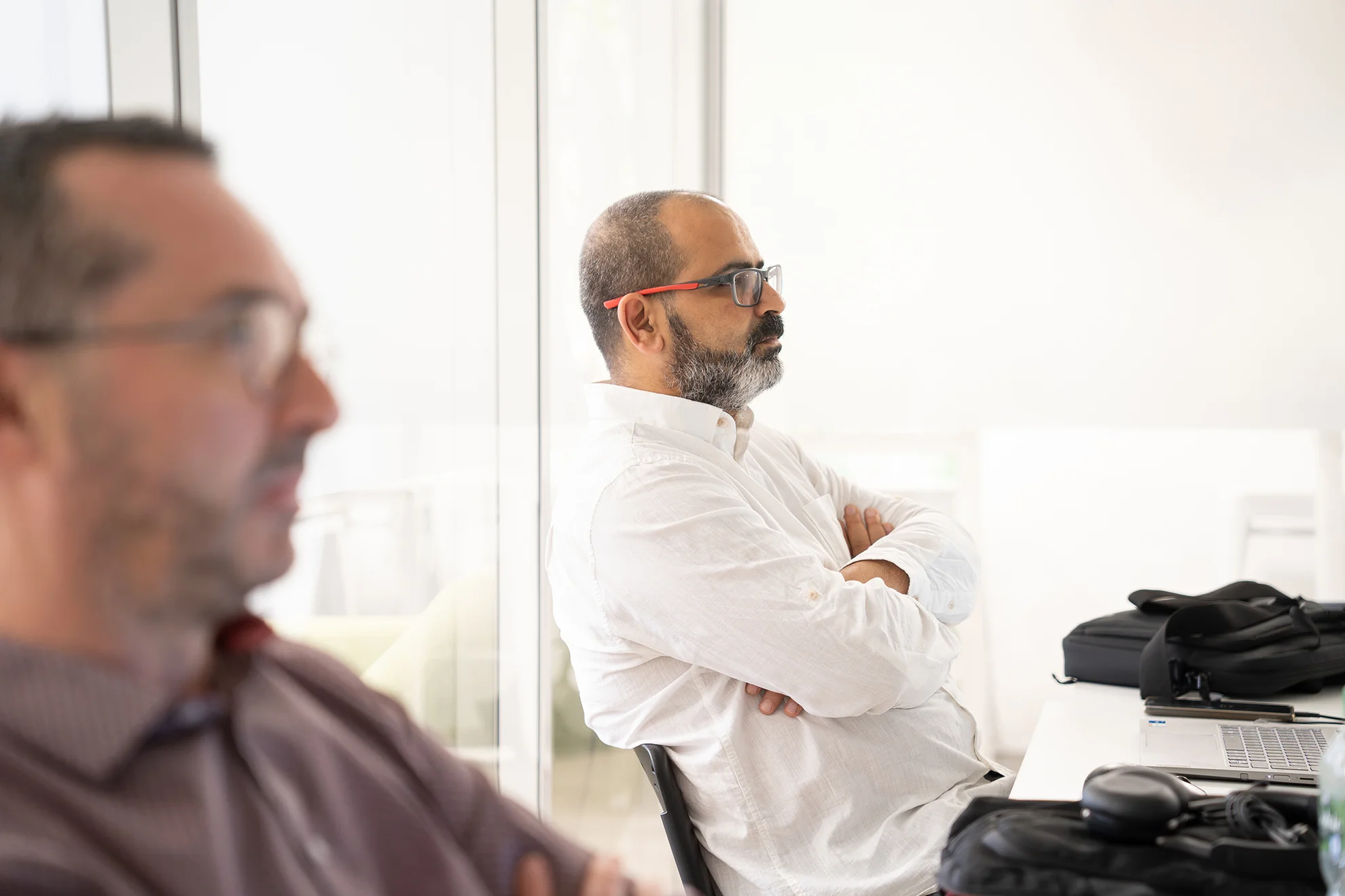 Recruteur écoute les remarques pendant la soutenance